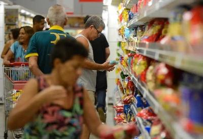 Mercado passa a ver inflação abaixo de 5% este ano pela 1ª vez desde janeiro, mostra Focus
