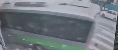 Veja momento em que micro-ônibus perde controle, invade comércio e deixa pelo menos 5 feridos em SP