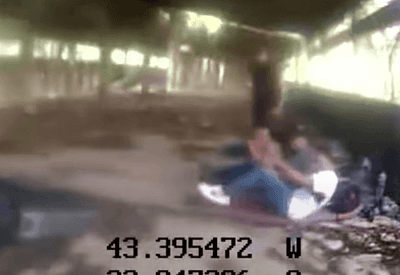 VÍDEO: câmera corporal de PMs flagra milicianos dormindo ao serem presos em operação no Rio