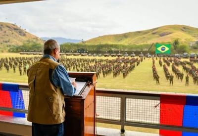 Longe da política, Braga Netto acompanha operação do Exército