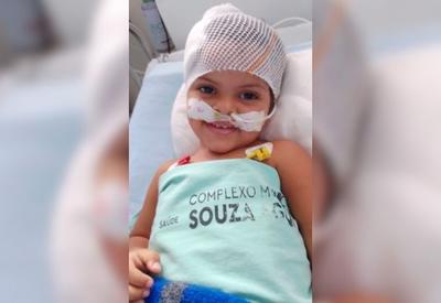 Menina de 2 anos baleada na cabeça acorda do coma induzido