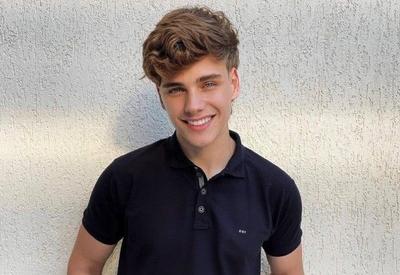 Modelo de 17 anos morre afogado durante fotos de formatura em praia do Ceará