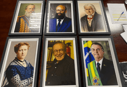 Imagem da notícia Líder da oposição emoldura Olavo de Carvalho, Enéas, Bolsonaro e Princesa Isabel para decorar gabinete