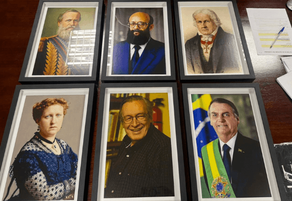 Imagem da notícia: Líder da oposição emoldura Olavo de Carvalho, Enéas, Bolsonaro e Princesa Isabel para decorar gabinete
