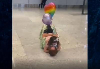 Vídeo: Avó e neta emocionam em reencontro no aeroporto de Florianópolis