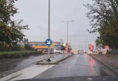 Vídeo: Trem atinge ônibus na Holanda e veículo parte ao meio