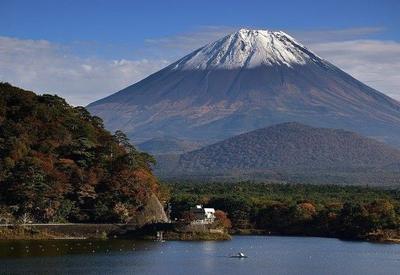 Com um mês de atraso, neve volta ao topo do Monte Fuji