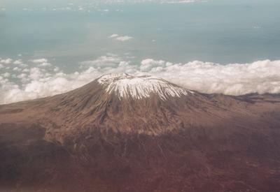 Cinco pessoas morrem em queda de helicóptero no Monte Kilimanjaro