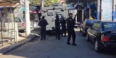 Polícia reforça ação no Morro dos Macacos após dois homens serem baleados