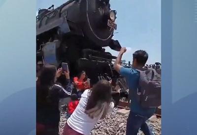 Mulher morre após ser atropelada por trem enquanto tentava “selfie”