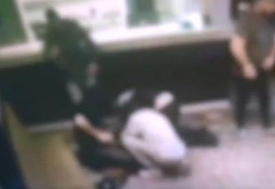 Homem invade karaokê com faca e morre após ser contido por seguranças 