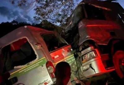 Acidente entre van e caminhão deixa 11 mortos na Chapada Diamantina (BA)