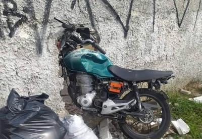 Vídeo: Homem perde o controle da moto e bate em muro