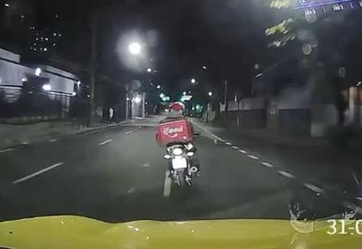 Novas imagens mostram motoboy sendo atingido por taxista no RJ 