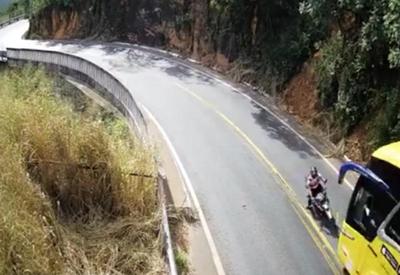 Vídeo: motoqueiro bate de frente em ônibus no Portão do Inferno (MT)