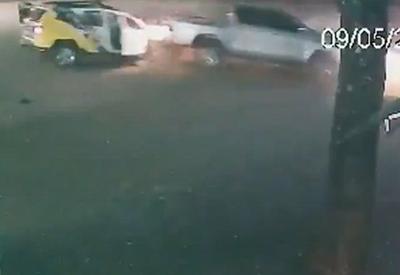 VÍDEO: motorista de caminhonete avança contra viatura e dispara