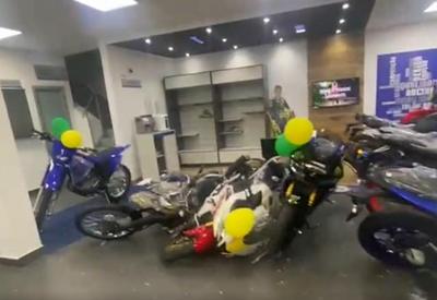 Cerca de 30 criminosos invadem loja em São Paulo para furtar motos