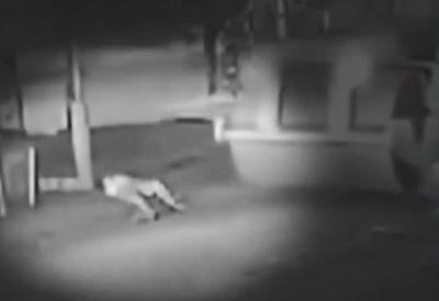 Rolo compressor passa sobre mulher deitada em rua de Goiânia