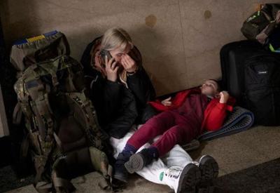 Metrô em Kiev vira abrigo para proteção contra invasão russa