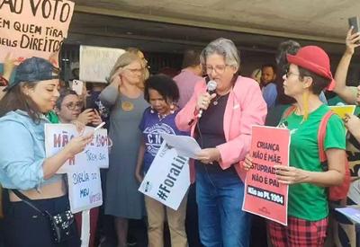 Mulheres protestam em frente à Câmara dos Deputados contra projeto que equipara aborto a homicídio 