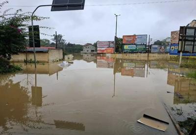 Chuvas deixam mais de 900 fora de casa e 8 cidades em estado de emergência em SC