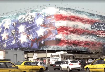 Irã exibe mural com ameaça aos EUA em meio à movimentação de navios de guerra americanos