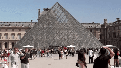 Museu do Louvre de Paris é fechado após assalto, diz ministra