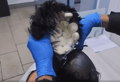 Homem tenta entrar em avião com 19 cápsulas de cocaína escondidas na peruca