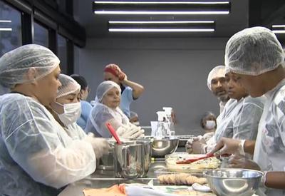 Curso ensina a preparar ceias natalinas e garante renda extra a mulheres em Paraisópolis