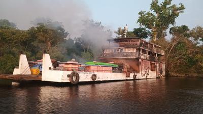 Incêndio em barco no Rio Negro deixa uma pessoa morta