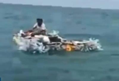 Homem em situação de rua e à deriva no mar é resgatado em jangada