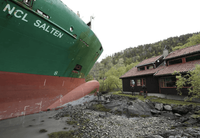 Norueguês acorda e descobre que navio cargueiro quase destruiu sua casa