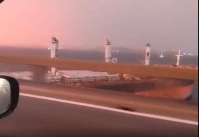 Vídeo: Navio à deriva bate na ponte Rio-Niterói; trânsito é interrompido