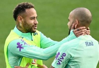 Daniel Alves irá recorrer a pai de Neymar para pagar fiança e obter liberdade, diz jornal