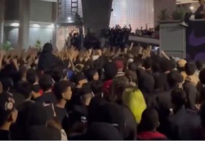 Evento gratuito de distribuição de calçados gera confusão em SP