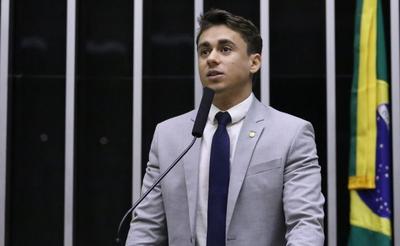 Moraes dá 24 horas para Bolsonaro explicar uso de celular por Nikolas Ferreira durante visita