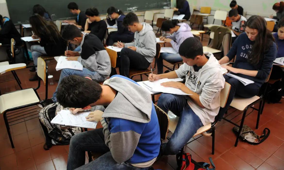 Norte e Nordeste lideram déficit de professores com formação adequada e têm piores médias no Enem
