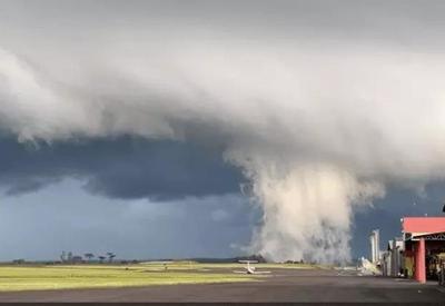 Vídeo: Nuvem toca o chão no aeroporto de Chapecó (SC); entenda