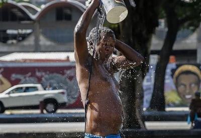 SBT News na TV: Terceira onda de calor bate recorde de sensação térmica de 60°C no RJ