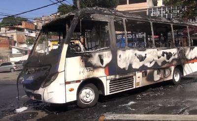 Traficantes sequestram 12 ônibus e usam veículos como barricadas no Rio de Janeiro