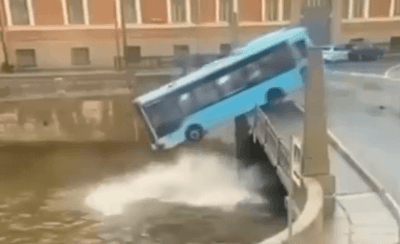 Ônibus cai em rio e deixa três mortos em São Petesburgo, na Rússia; vídeo