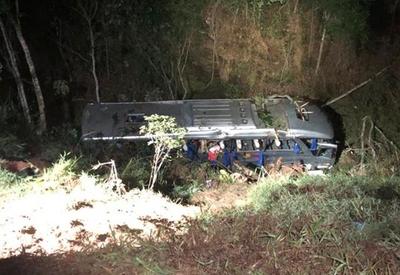 Ônibus cai em ribanceira, deixa dois mortos e 34 feridos em Minas Gerais