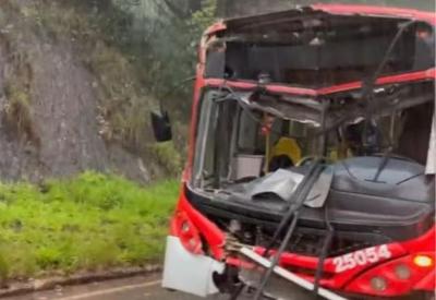 Acidente entre ônibus e carreta deixa mais de 20 pessoas feridas na MG-030, em Belo Horizonte