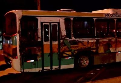 RJ: ônibus com integrantes de escola de samba tomba na Avenida Brasil