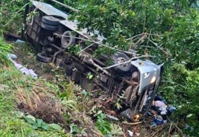 4 passageiros morrem após ônibus cair em ribanceira na Bahia