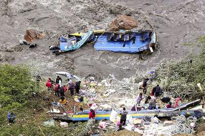 Ônibus cai de precipício, deixa seis mortos e dezenas de feridos no Peru