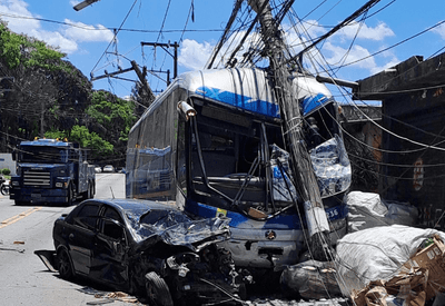 Em SP, motorista passa mal e ônibus desgovernado colide com 6 carros e 2 postes