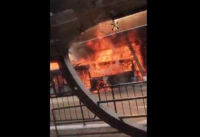 VÍDEO: Ônibus em chamas atinge poste e fiação elétrica em São Paulo