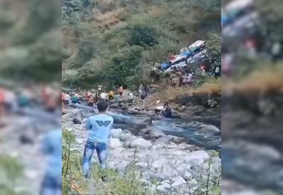 Governo da Índia suspende funcionários por liberarem ônibus que caiu em barranco; ao menos 36 mortos