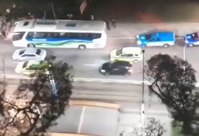 RJ: Bandidos tentam assaltar ônibus com 28 policiais militares 
